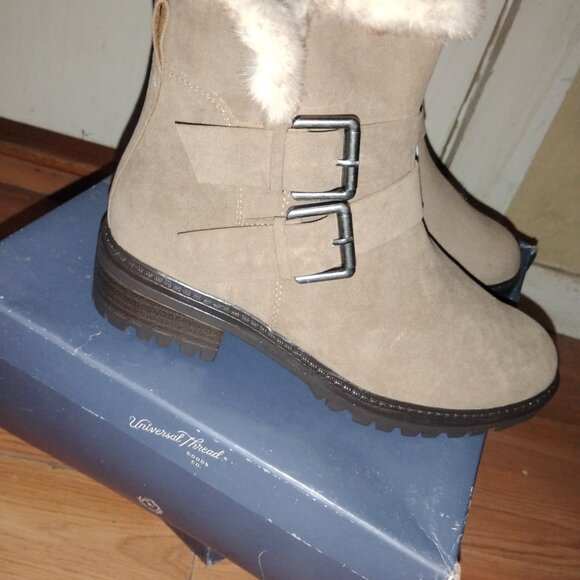 Two pairs size 8 and 7 (womens) - Picture 7 of 9